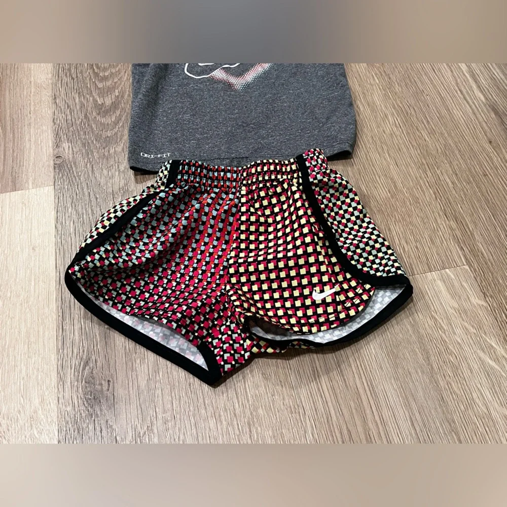 3/$20 Nike Little Girls Gray and Multicolor Summer Set - Picture 5 of 8